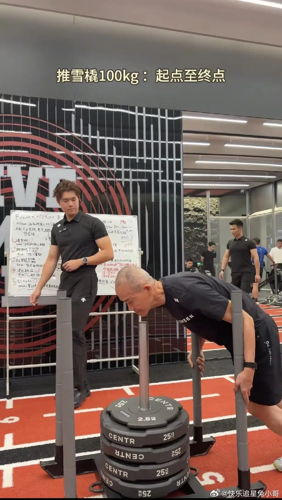 王石现身健身房健身，据说他要参加新的比赛，今年已经75岁的他太能折腾了，一个老年