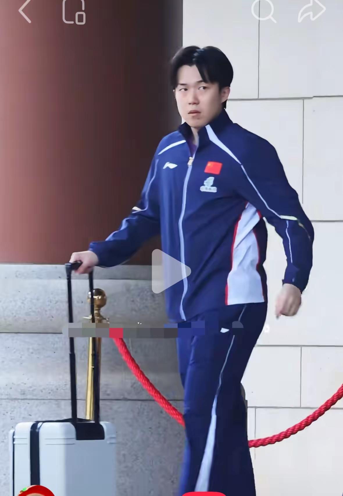 2月1日下午，头哥穿新款队服上训去了！国乒大部队中午到达海口，中午稍事休整，下