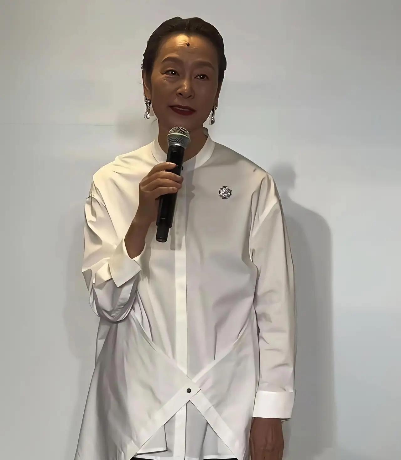 奚美娟终于不躲了，针对儿子不是周野芒的这件事，她公开回应：把戏演好才是我的本