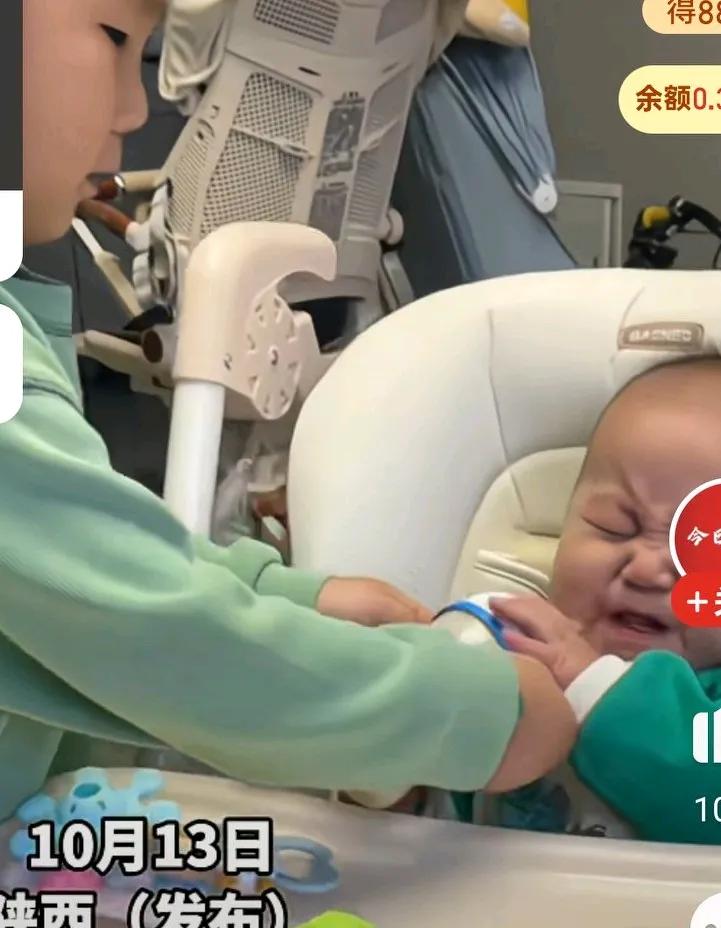 哥哥喂弟弟喝奶，弟弟哭闹不喝，哥哥抬手就是两巴掌，哥哥用手轻轻的在弟弟脸上打了