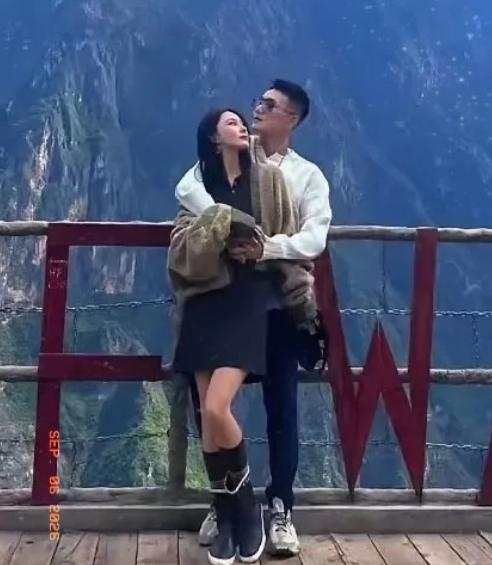 张馨予为什么会看上何捷？原因很简单，不是因为他出身好，也不是因为他长得帅，而是因
