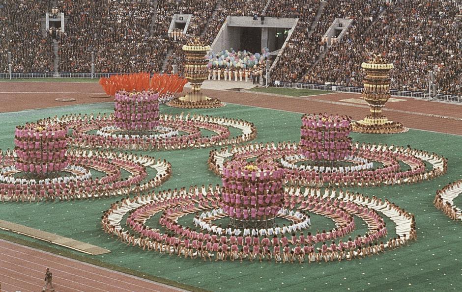 1980年的夏天，莫斯科奥运会如约到来，苏联投入90亿美元，邀请全世界共同见证他