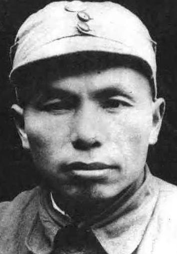 1944年，汉奸为亡母举办丧仪，灵堂内宾客吊唁之际，一名陌生男子推门而入，身份
