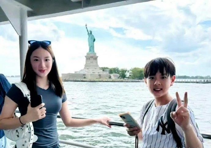 眨眼间吴尊女儿15岁发育的好快啊，完美继承了父母的容貌，已经长成大美女了