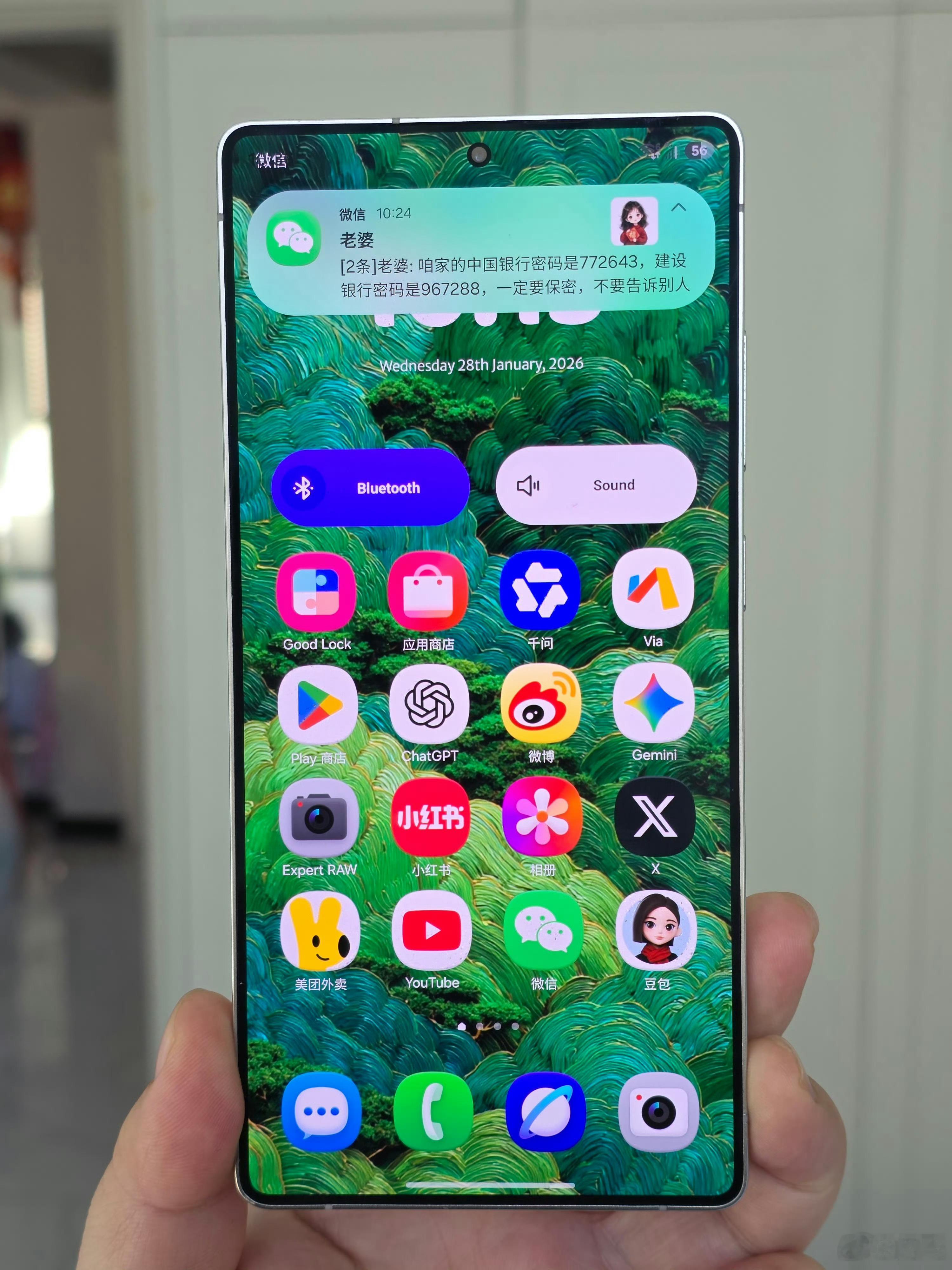 三星这个屏幕技术有点逆天呀，物理防窥了……