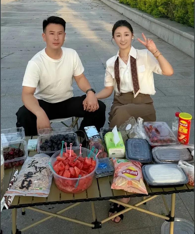 陈亚楠的男友咋回事，几乎每天都在秀恩爱，自从订婚后，粉丝已经涨到了1.5万。不得