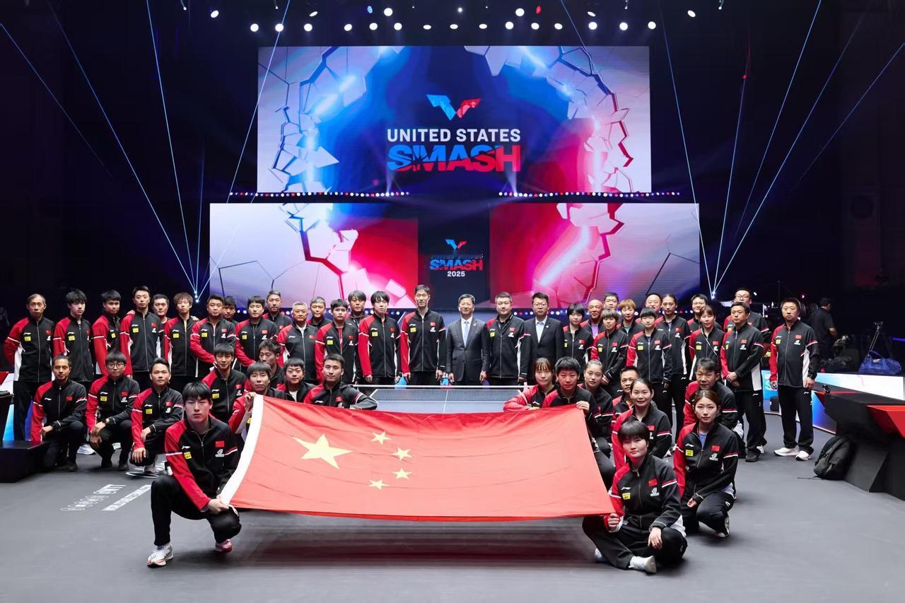 美国站WTT大满贯合照来了！好像差点意思！刘国梁不在，王励勤站在中间，还有穿西
