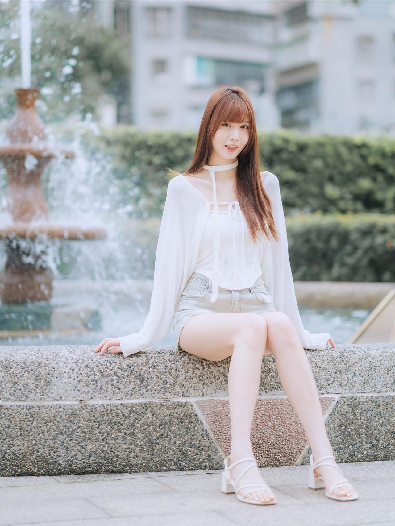 阳光下的少女，白色连衣裙，微笑面对镜头