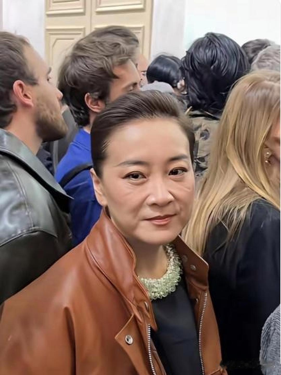 贾玲参加米兰时装周，整个人的气质完全不一样了。​