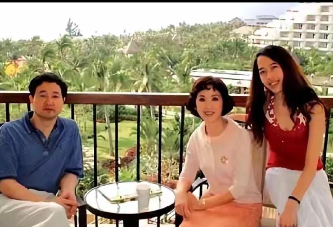 80年代的上海演员龚雪一家在夏威夷的合影，温馨的画面。喜欢龚雪演的电影《大桥下面