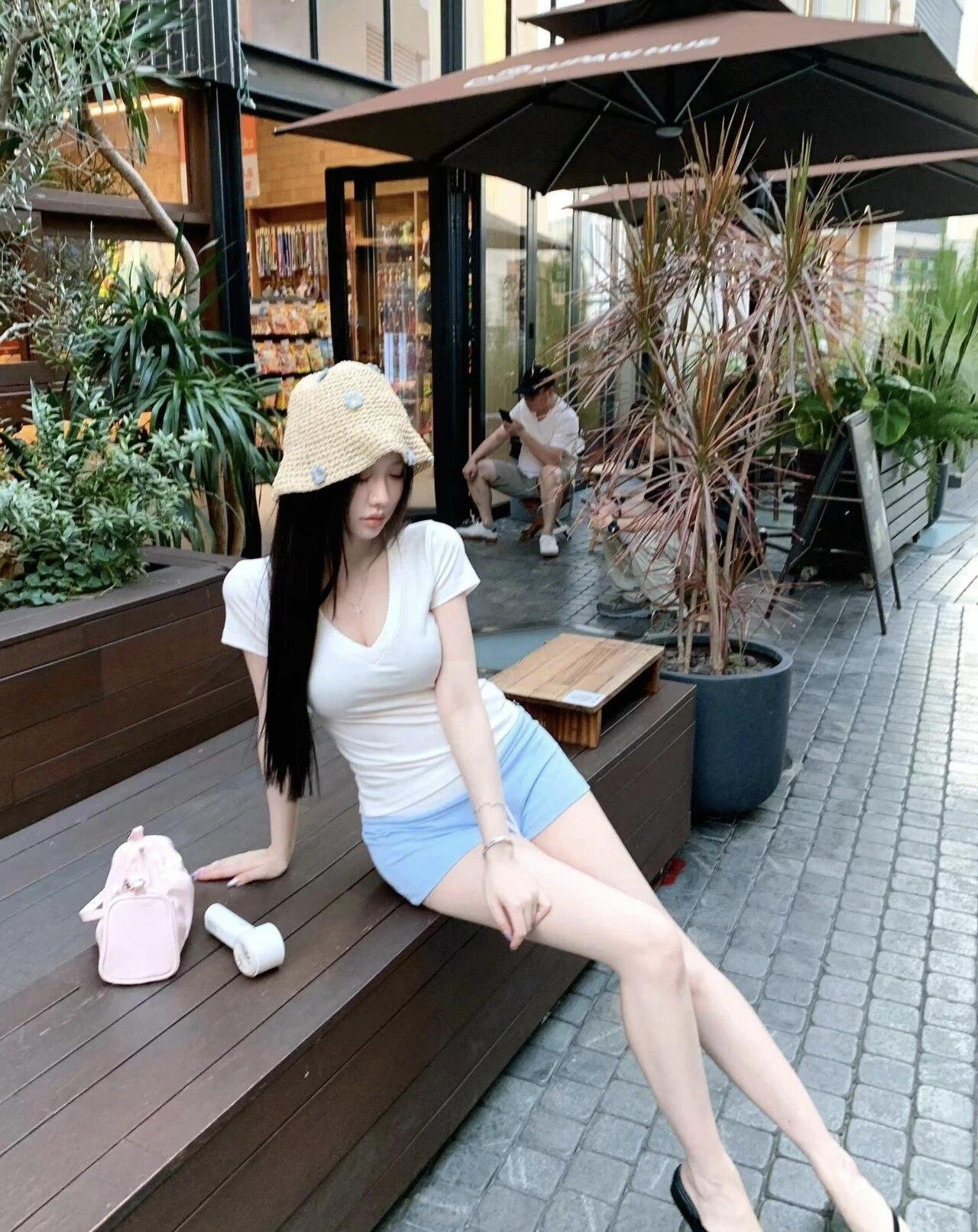 悠闲午后，咖啡馆里的小憩时光😊