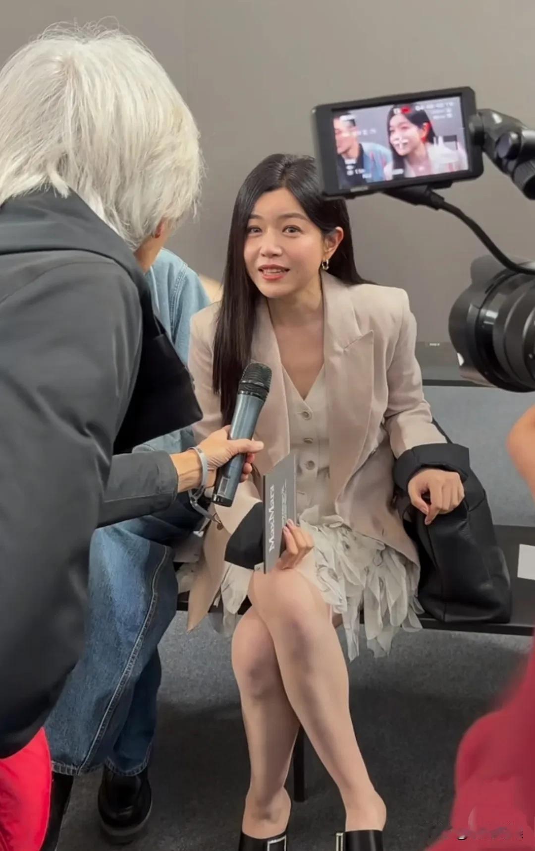 陈妍希在米兰时装周这状态也太好了吧，外媒镜头下的怼脸拍也这么漂亮。化着淡淡妆容