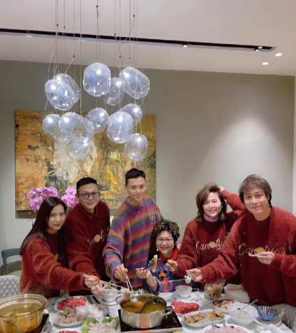 陈伟霆全家福年味拉满，妈妈富家千金气场拉满​​​