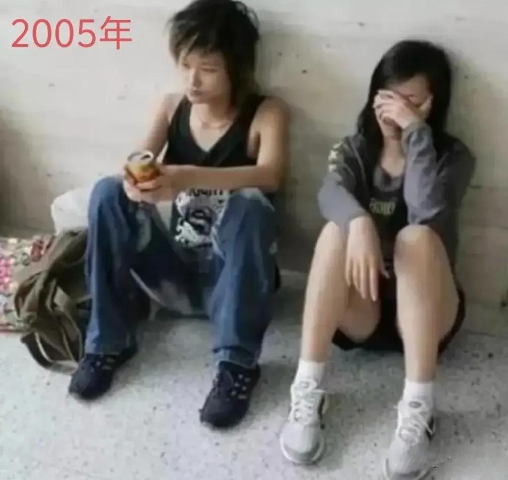 她俩为什么都一副闷闷不乐的样子？