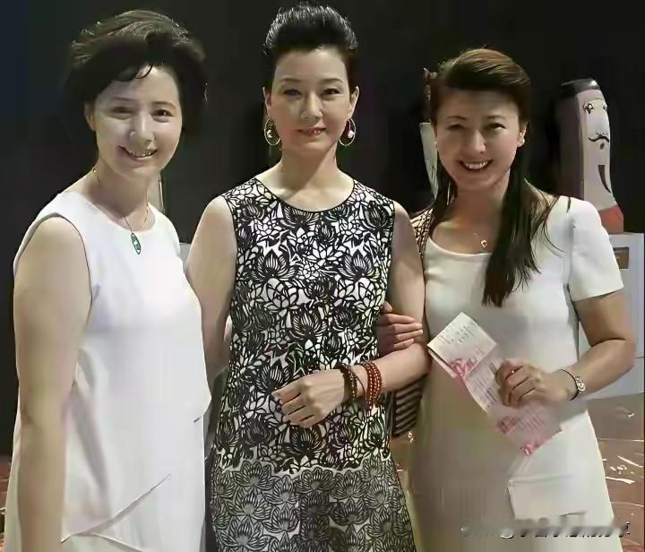 虽然宋祖英年轻时候很美，但她现在脸上岁月印记明显，没有左边的美女有气质了。右边笑