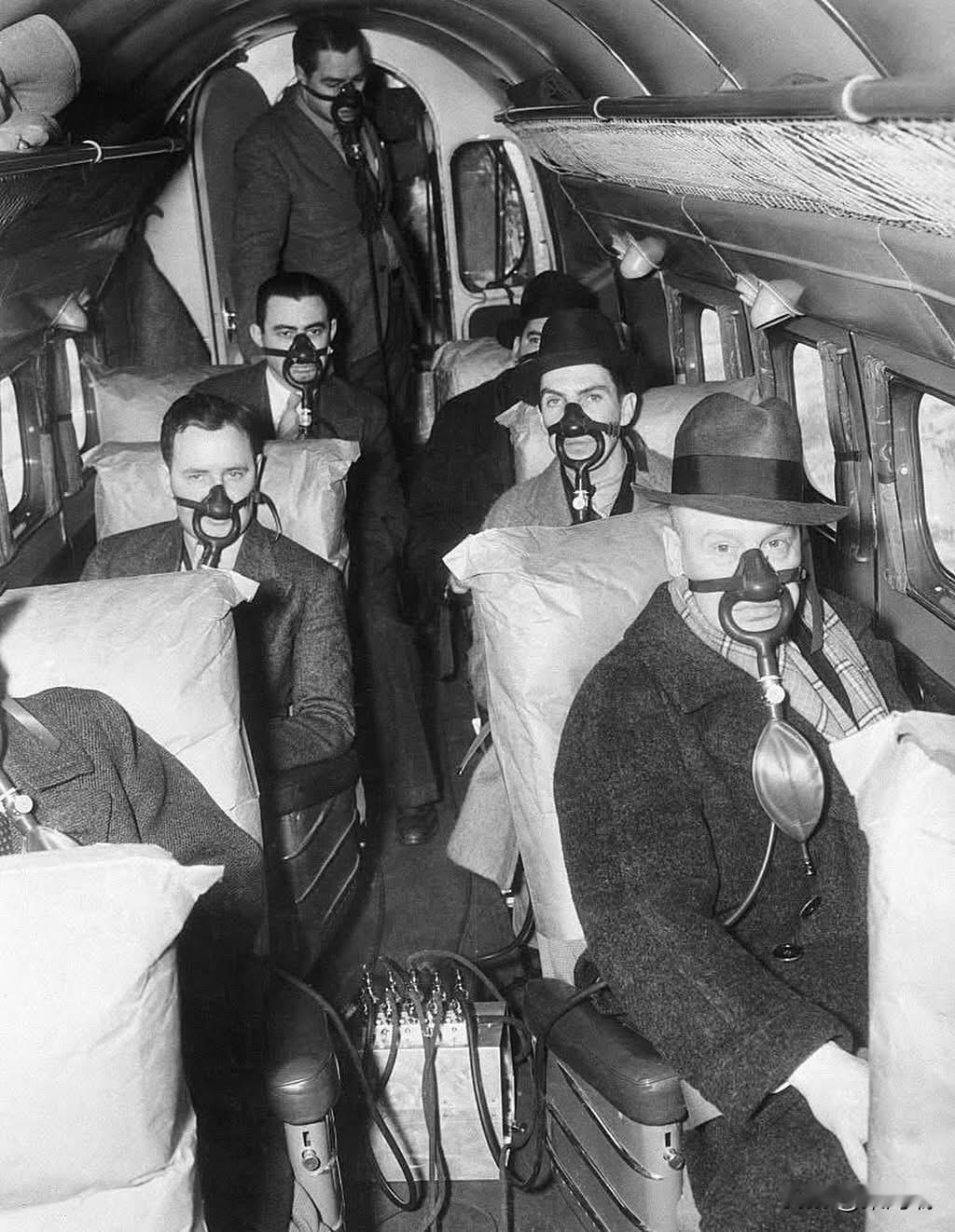 这张照片拍摄于1939年，当时的飞机客舱还没有增压。照片中显示的是在20,000