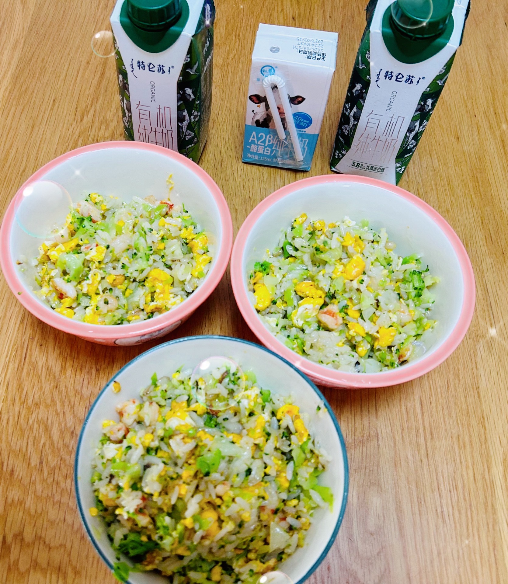 一上午队友做早饭、然后送老大上英语课西兰花虾仁鸡蛋炒饭是两个娃最爱吃的早饭[大笑]我则把夏天的衣服收