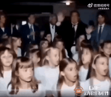 看看这张动图里面都有谁吧？看他们一个个西装革履人模狗样的样子，但是他们内心此刻想