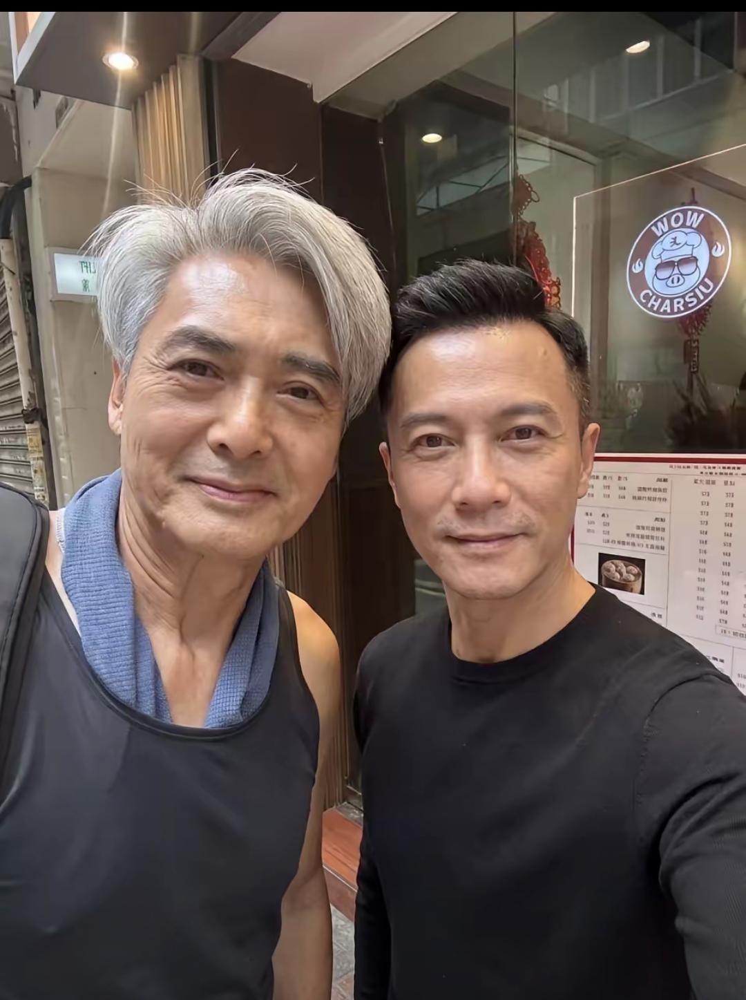 71岁的周润发现身香港九龙城街头，他个人驾着豪车，没有保镖和助理陪同，独来到一间