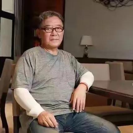 李立群说：我父母一共生了三个孩子，我的上面有两个姐姐，大姐是家里的老大，妈妈对她