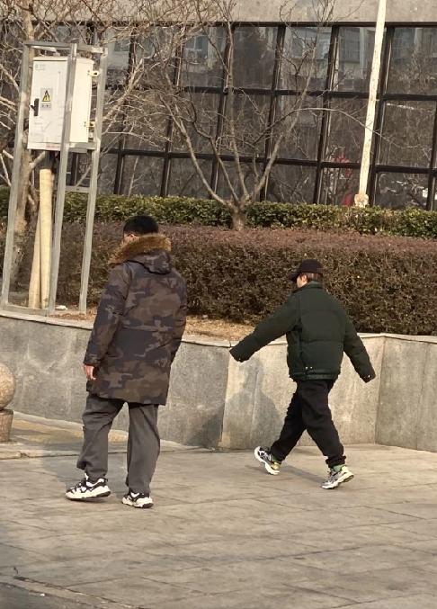 球迷打卡北京体总附近，在天桥下偶遇国乒主力王艺迪。王艺迪一副行色匆匆，带着帽子哐