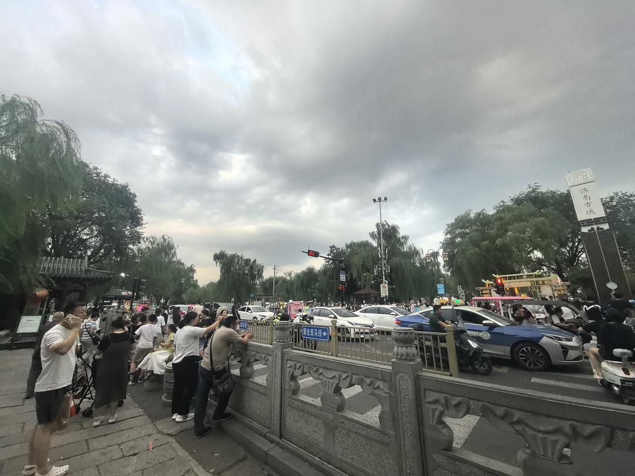 傍晚的大明湖暴雨即将到来