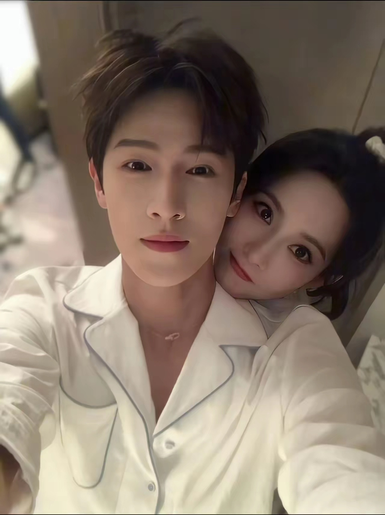 李昀锐孟子义七夕物料不像演的8月19号七夕，我被几张照片刷屏了。孟子义和李昀锐，