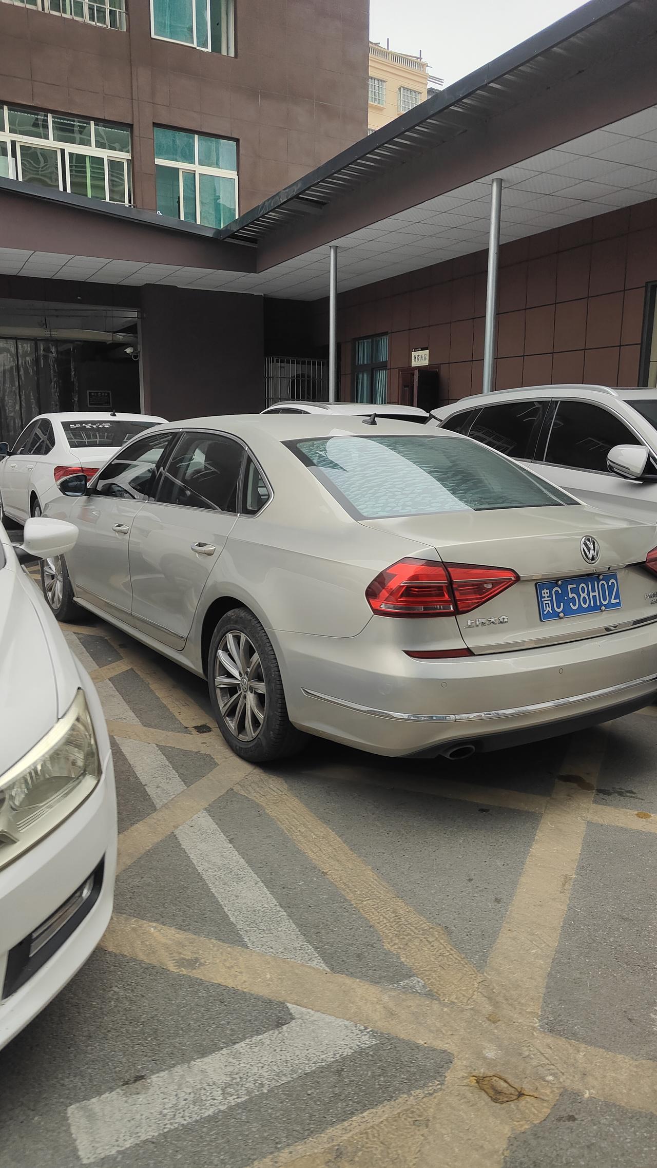 这车贴膜应该好几年了全都起泡了