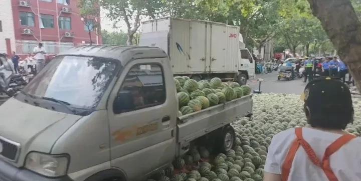 河南永城最牛的卖瓜大爷！西瓜铺满一半马路，今天下午相关部门介入，大爷开车轧坏了自