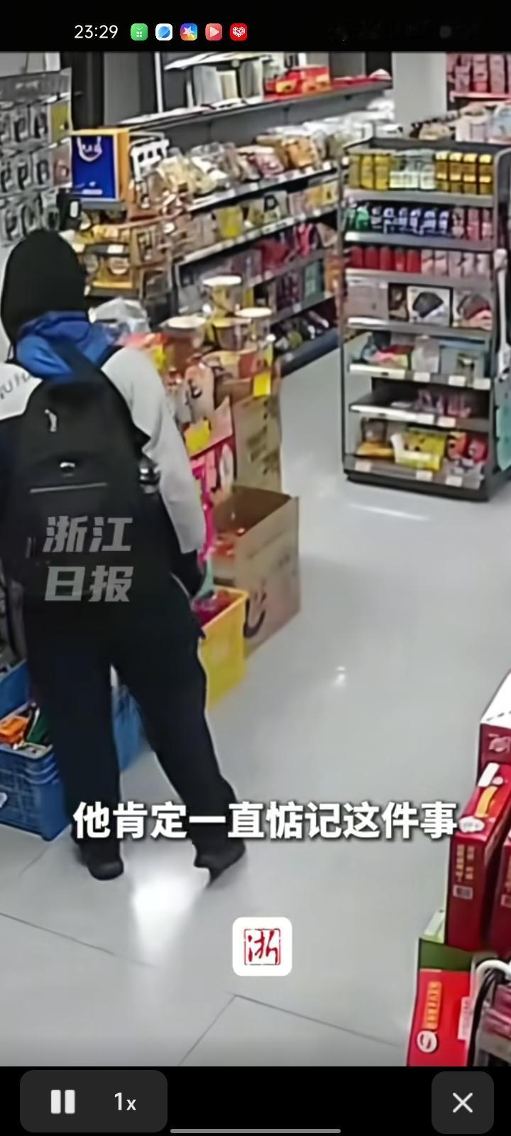 1月9日，湖北武汉。孩子忘记带钱买早饭，把面包放回去，只拿了一个小零食。店长不想