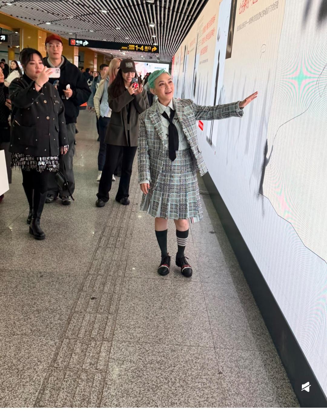 这穿搭时尚的感觉，越看越像范晓萱。