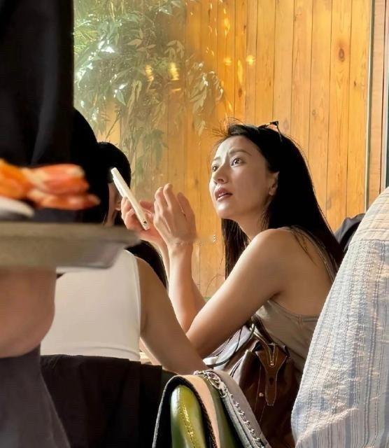生图直出都这么美貌，真人比电视里好看一万倍。​​​