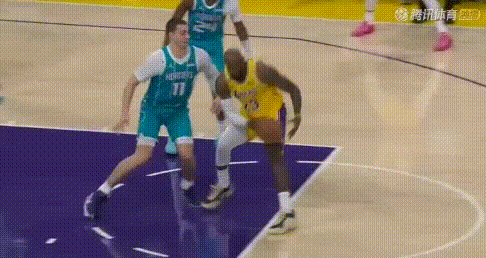 3脱手+3不沾+猪叫！詹姆斯背打堪称喜剧人。图1-4：3次脱手雷迪克脸都绿了（