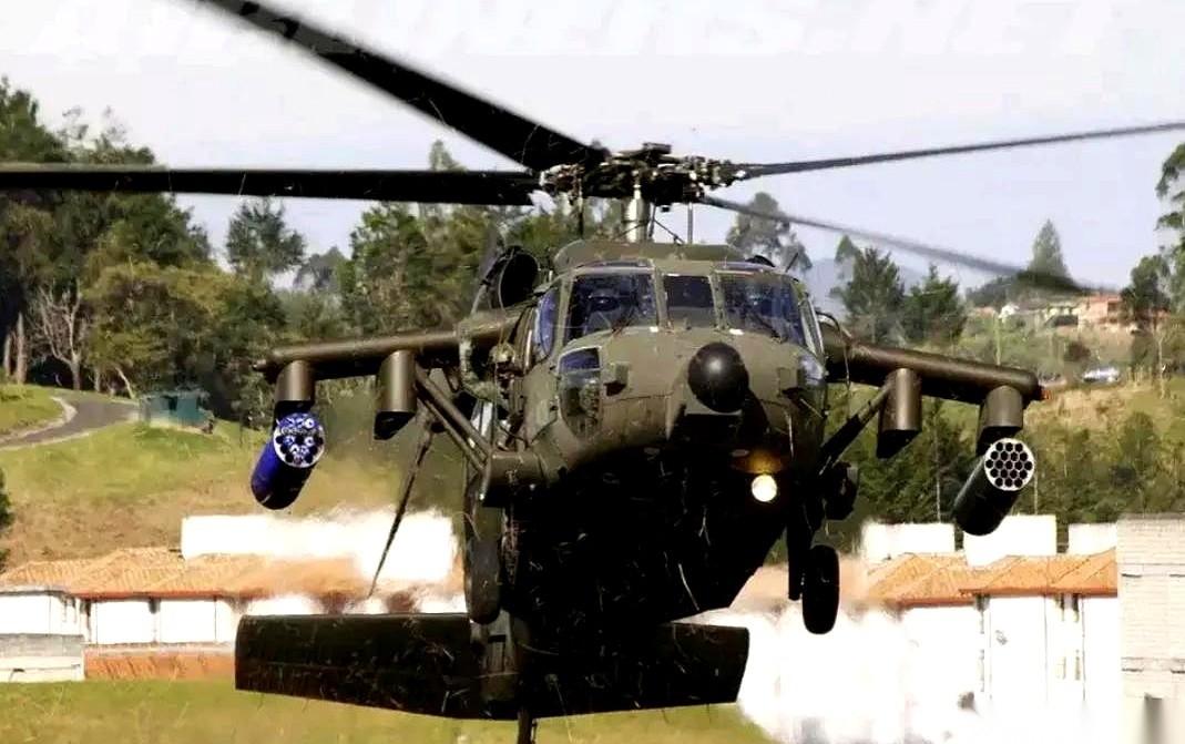 AH-60武装直升机，成编队地，低空掠过亚马逊的雨林树冠。这不是拍电影，哥伦比