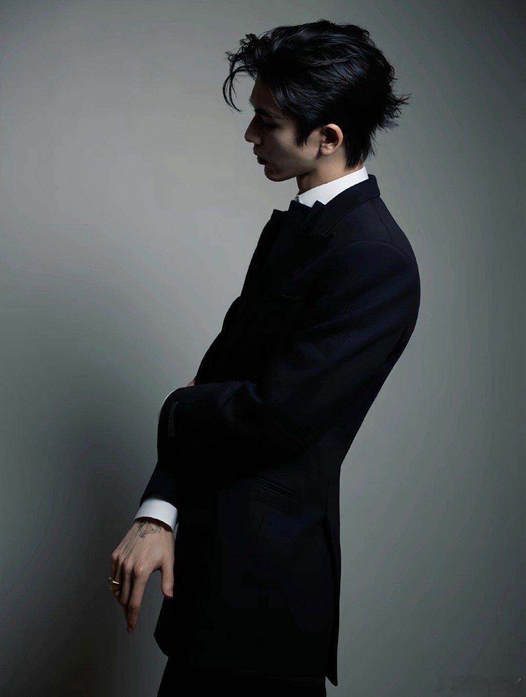 张凌赫评价张凌赫只有一句：长的高的没他帅，长的帅的没他高[害羞]​