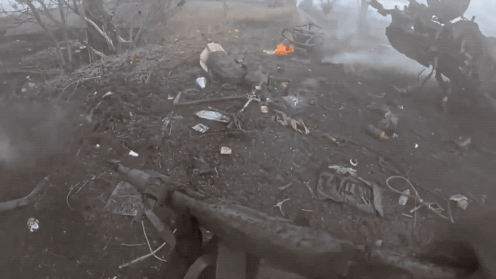 实拍俄罗斯装甲车被地雷炸飞：拍摄者命太大了！这是一段典型的俄军轻型车辆触雷爆炸的