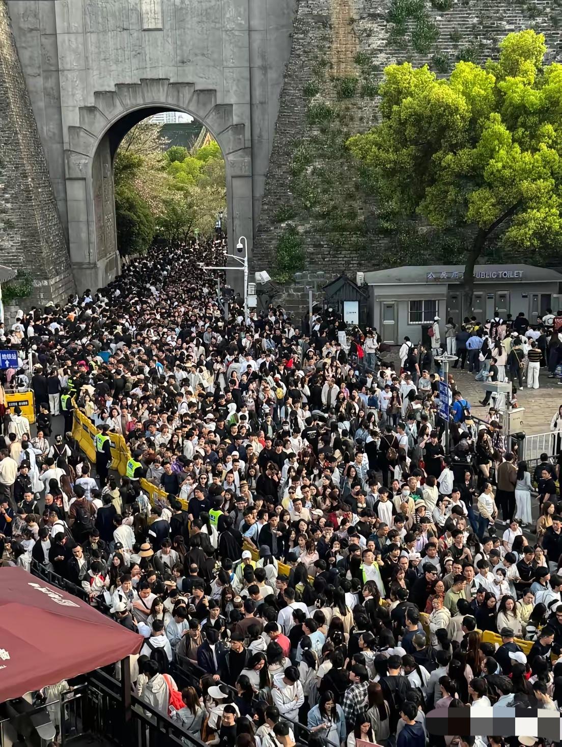 明眼人都看出来了，关于中秋放假调休，大家心里都清楚，这根本不是为了休息，也不是