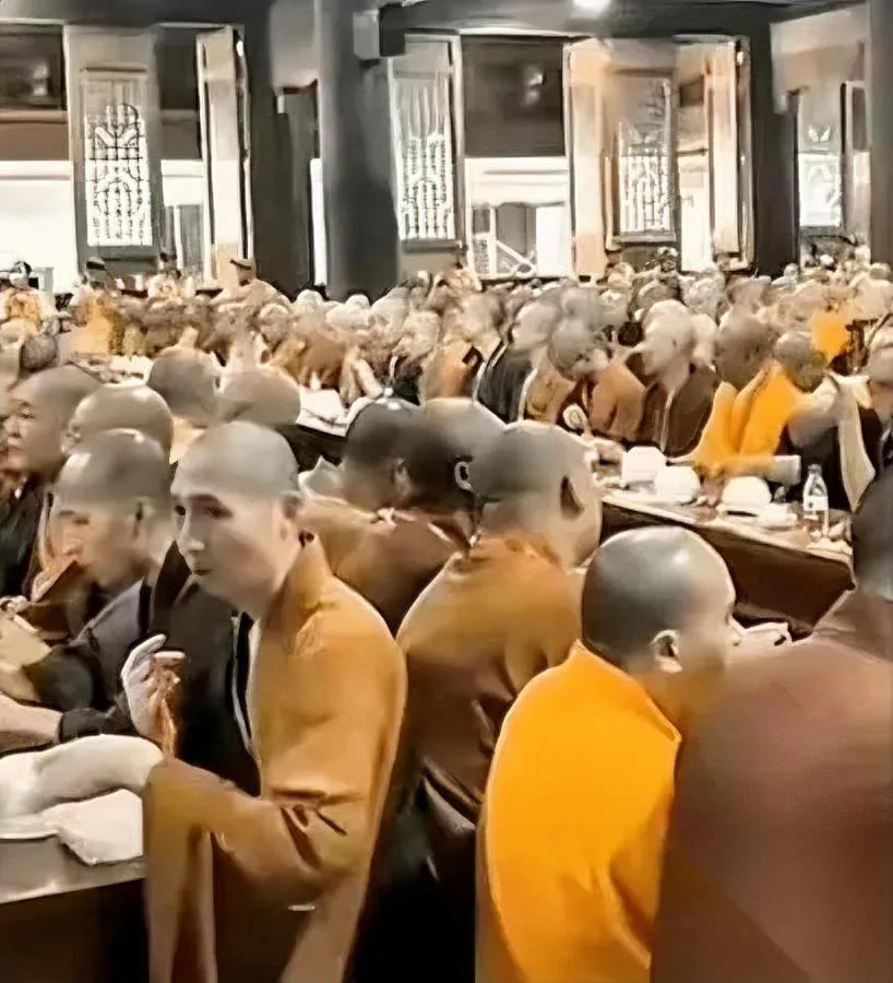 和尚不干活？靠香火吃饭？要是哪天没人烧香了，他们会不会饿肚子？别瞎操