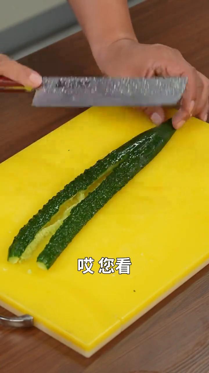 一看，把黄瓜这么拍一拍，全程不加一滴酱油、一滴醋，做出来就是清脆爽口还入味。这可