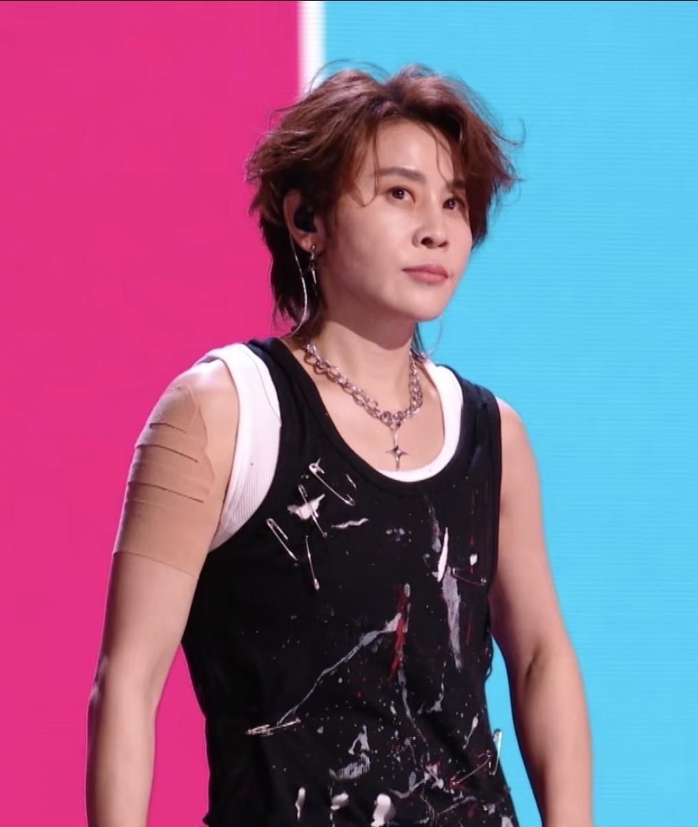 你们有没有发现，王濛在《乘风2026》第二次公演的时候右侧大手臂上贴着许