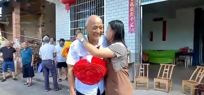 缘分真是妙不可言。2024年7月17日，湖南一名71岁的老人唐克明在家中做饭时，