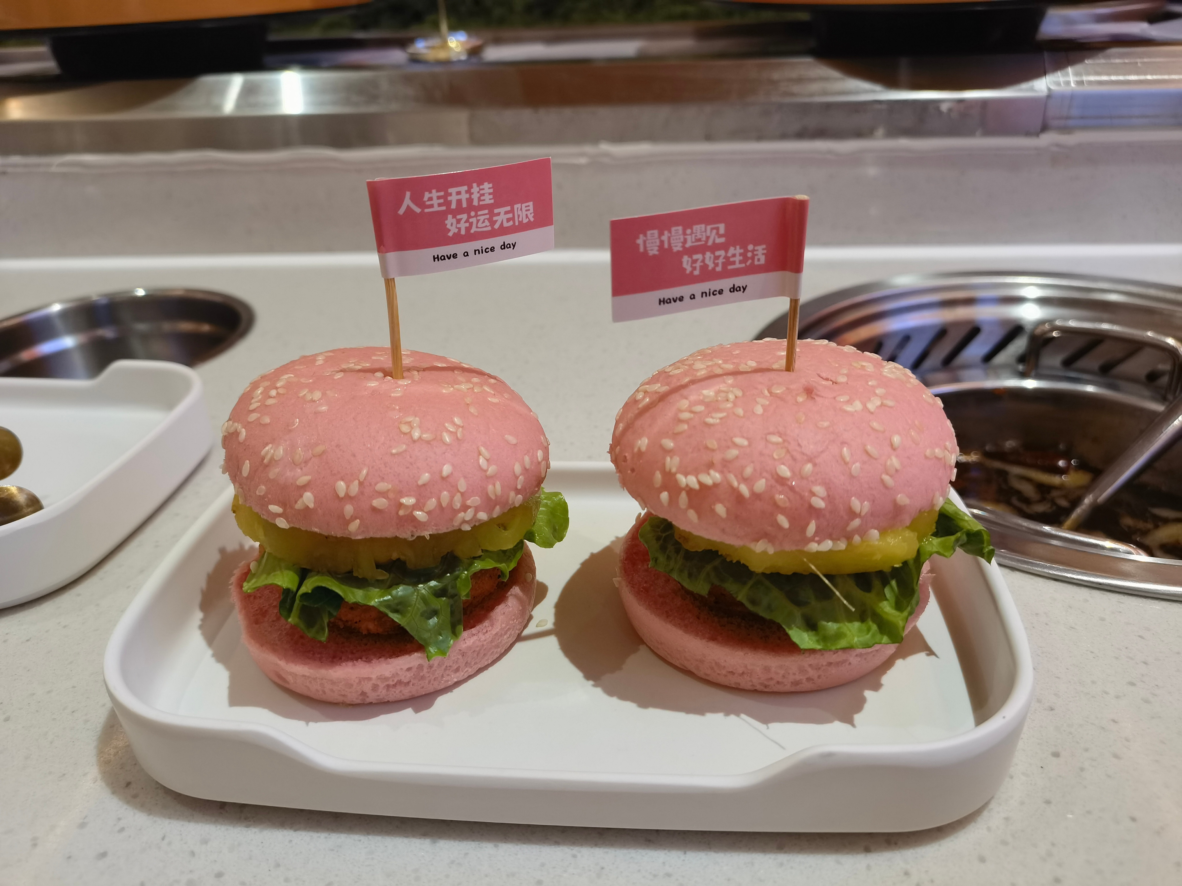 王鹤棣看看小汉堡哈哈