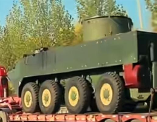 这是陆军中型旅部队新型大八轮装甲车辆，为炊事班研制的新型车辆吗？那个圆柱形的应该