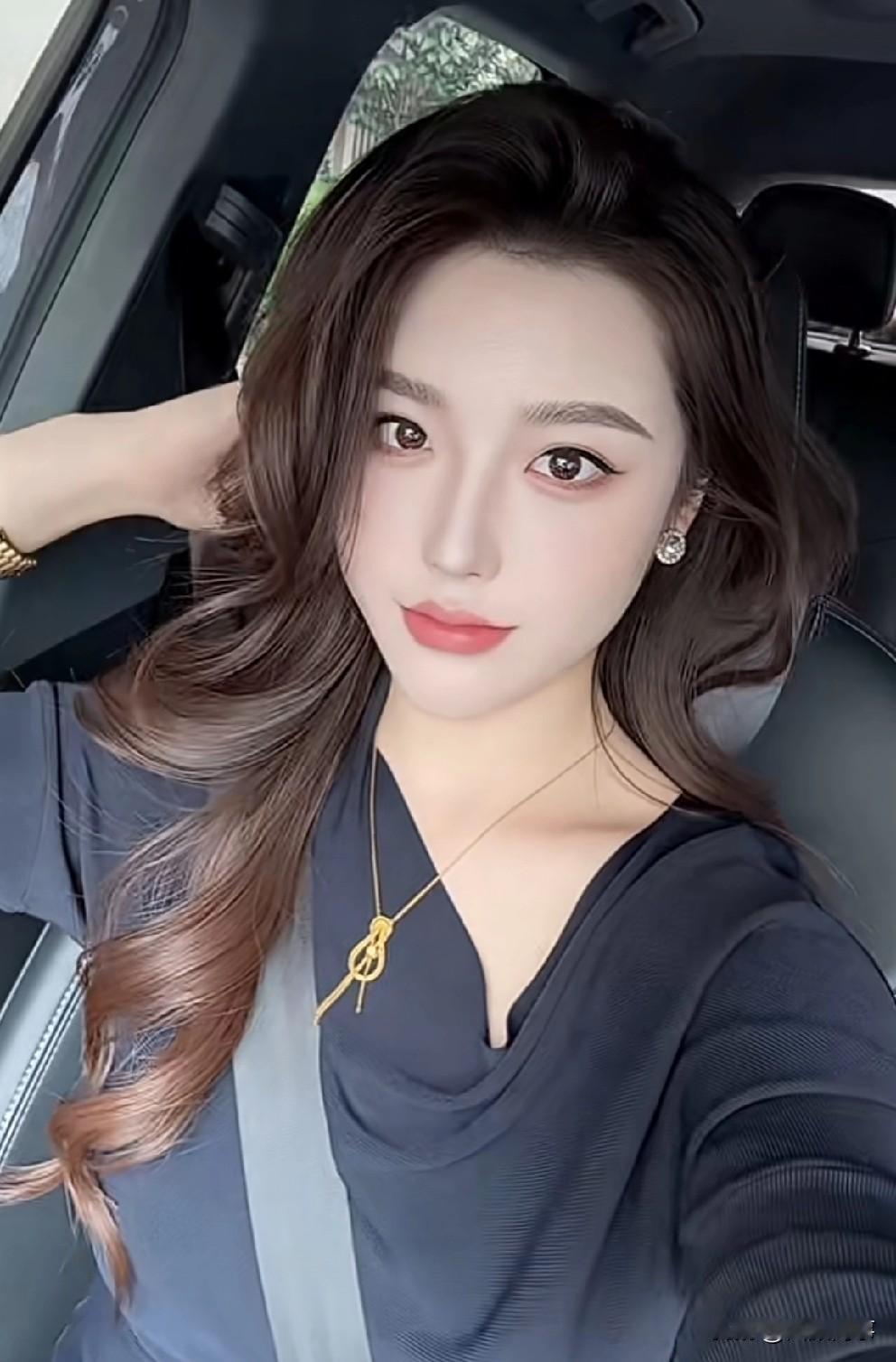 女主播拒绝签约，反呛醋王“叭叭总裁”嘲笑矮个头。1、说我圈