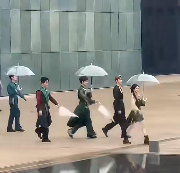 5月16日，李晨，大哥还得是大哥！跑男路透，李晨没有伞，接过李昀锐送过来的伞后，