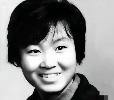 1974年，21岁女知青，夜间独自去厕所，却神秘失踪。连队把整座山翻了个遍，却仍