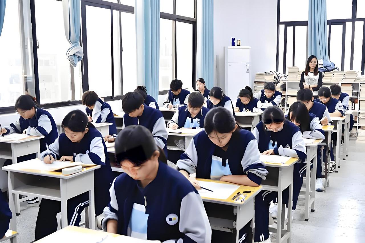 文科避坑指南｜别被“热门专业”骗了！这几个才是真刚需先泼一盆冷水：文科没有“躺