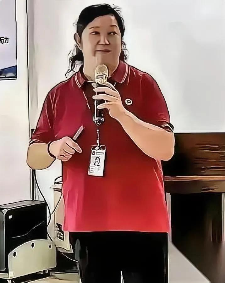 背锅的是她。星宇这事闹大，第一个被停职的居然不是拍板的老板？是全程冲