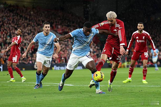 利物浦vs曼城上半场的射门次数，利物浦3，曼城10；射正次数，利物浦0，曼城3