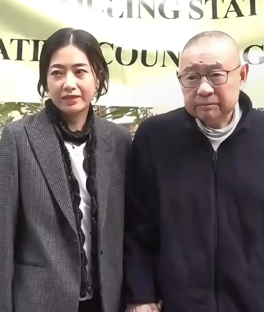 74岁的大刘，当年在商界呼风唤雨，如今却像被甘比牵着线的风筝。采访现场，他